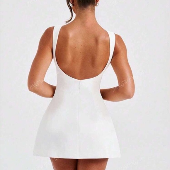 Elegant White Sleeveless Dress - Picture 2 of 2